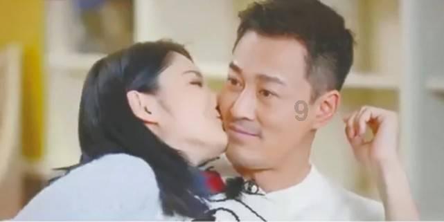 红色鹦鹉逃脱